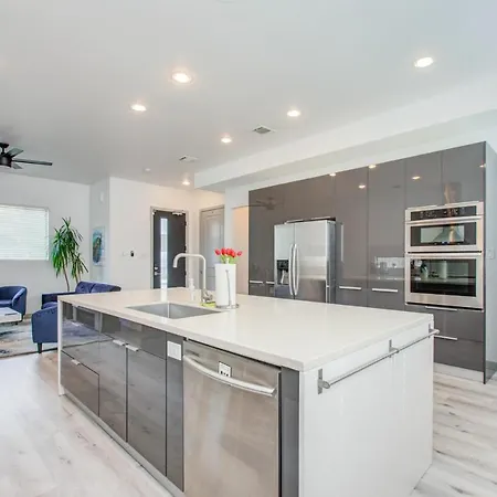 Modern 6 Bedroom Smart Home Near Downtown Houston